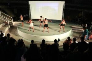 Performance de estudiantes de Bacalar durante la presentación de teatro en el Festival